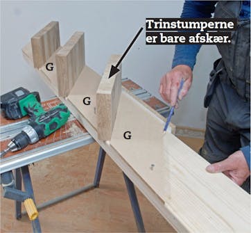 Byg selv trappe: Placer nu skiftevis et stykke trin og en sideplade på vangen Byg selv trappe: Placer nu skiftevis et stykke trin og en sideplade på vangen